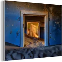 MuchoWow Wanddecoratie Metaal - Aluminium Schilderij Industrieel - Zand - Blauw - Deur - Architectuur - 160x120 cm - Dibond - Foto op aluminium - Industriële muurdecoratie - Voor de woonkamer/slaapkamer