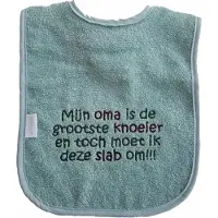 Funnies Groene (stone green) slab met "Mijn oma is de grootste knoeier en toch moet ik deze slab om!!!" - lief, kraamcadeautje, cadeau, babyshower, groen