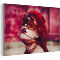 MuchoWow Wanddecoratie Metaal - Aluminium Schilderij Industrieel - Kasteel - Rood - Vrouw - Portret - 180x120 cm - Dibond - Foto op aluminium - Industriële muurdecoratie - Voor de woonkamer/slaapkamer