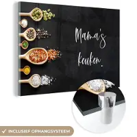 MuchoWow Glasschilderij 120x80 cm - Schilderij acrylglas - Moeder - Keuken - Spreuken - Mama's keuken - Quotes - Foto op glas - Schilderijen