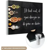 MuchoWow Glasschilderij 160x120 cm - Schilderij acrylglas - Ik gooi dingen in de pan en duim - Keuken - Quotes - Spreuken - Humor - Foto op glas - Schilderijen