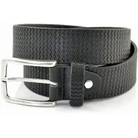 Scotts Bluf ZWARTE 3,5CM BREDE RIEM GEMAAKT VAN SOEPEL ITALIAANS LEER MET GOLF PATROON EN DONKERE ZIJKANTEN. MAAT 95