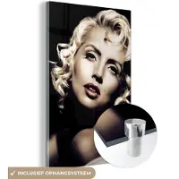 MuchoWow Glasschilderij 80x120 cm - Schilderij acrylglas - Vrouw - Vintage - Lippenstift - Blond - Krullen - Foto op glas - Muurdecoratie woonkamer - Wanddecoratie slaapkamer - Schilderijen