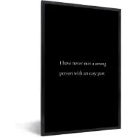 PosterMonkey Fotolijst incl. Poster - Spreuken - Quotes - I have met a strong person with an easy past - Leven - Life - 40x60 cm - Posterlijst
