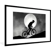 PosterMonkey Fiets - Maan - Man - Fotolijst - 120x80 cm - Kader - Poster - Wanddecoratie