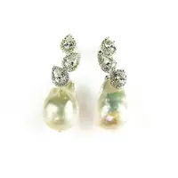 Sophie Zilveren oorringen Model Pearl Twinkle zilveren oorringen gezet met barok parel en cubic zirconia