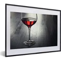 PosterMonkey Fotolijst incl. Poster - Glas rode wijn op een houten plaat - 40x30 cm - Posterlijst