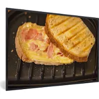 PosterMonkey Fotolijst incl. Poster - Tosti met ham en kaas op tosti-ijzer - 90x60 cm - Posterlijst