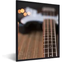 PosterMonkey Fotolijst incl. Poster - Een basgitaar ligt op de vloer - 60x80 cm - Posterlijst