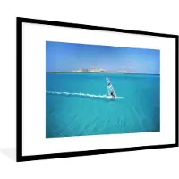 PosterMonkey Fotolijst incl. Poster - Een windsurfer surft in het heldere water - 120x80 cm - Posterlijst