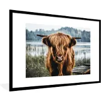 PosterMonkey - Poster - Fotolijst - Schotse hooglander - Dieren - Koe - Natuur - Water - Kader - 90x60 cm - Poster Schotse hooglander - Kamer decoratie - Poster lijst - Poster dieren
