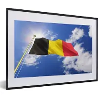 PosterMonkey Fotolijst incl. Poster - De vlag van België wappert in de lucht - 60x40 cm - Posterlijst