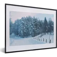 PosterMonkey Fotolijst incl. Poster - Bos - Sneeuw - Winter - 40x30 cm - Posterlijst - Kerstmis Decoratie - Kerstversiering - Kerstdecoratie Woonkamer - Kerstversiering - Kerstdecoratie voor binnen - Kerstmis