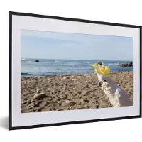 PosterMonkey Fotolijst incl. Poster - Een wit met gele kaketoe op het strand - 60x40 cm - Posterlijst