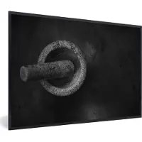 PosterMonkey Fotolijst incl. Poster Zwart Wit- Een zwart wit foto van een vijzel - 30x20 cm - Posterlijst
