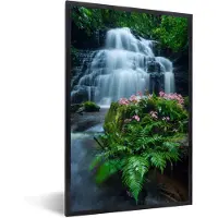 PosterMonkey Fotolijst incl. Poster - Een mooie waterval tussen de dichtbegroeide natuur van het nationaal park Phu Hin Rong Kla - 40x60 cm - Posterlijst