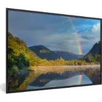 PosterMonkey Fotolijst incl. Poster - Een klein meertje onder een regenboog in de bergen - 60x40 cm - Posterlijst