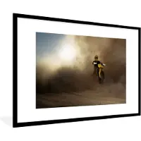 PosterMonkey Fotolijst incl. Poster - Een man op een gele motor in een stofwolk - 90x60 cm - Posterlijst