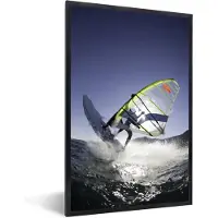 PosterMonkey Fotolijst incl. Poster - Een windsurfer heeft het windscherm voor de zon - 60x90 cm - Posterlijst