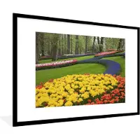 PosterMonkey Fotolijst incl. Poster - Bloemen in het gras in de Keukenhof in Holland. - 120x80 cm - Posterlijst