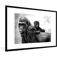 PosterMonkey Fotolijst incl. Poster Zwart Wit- Illustratie gorilla met jong - zwart wit - 90x60 cm - Posterlijst