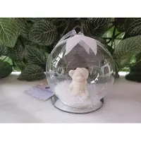 Atmosphera Kerstbal glas met witte teddybeertje met muts zittend in de sneeuw Ø7cmx9cmH