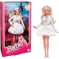 Barbie De filmpop, Margot Robbie als, verzamelpop met blauwe ruit, bijpassende set met bijpassende hoed en jas, HRF26