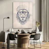 MuchoWow Glasschilderij 90x120 cm - Schilderij acrylglas - Leeuw - Bril - Muts - Dieren - Foto op glas - Schilderijen