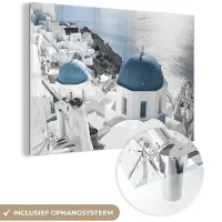 MuchoWow Glasschilderij 90x60 cm - Schilderij acrylglas - Zee - Architectuur - Wit - Vakantie - Blauw - Foto op glas - Muurdecoratie woonkamer - Wanddecoratie slaapkamer - Schilderijen