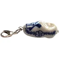 Zeeuws Meisje clip met hollandse bedel handgeschilderd delftsblauw klompje, voor bedelarmband of tas.
