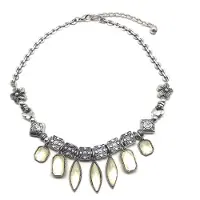 Behave - Ketting met Hangers - Zilverkleur en Crème - Trendy Metaal Accessoire voor Dames