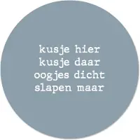 Label2X Muurcirkel kids kusje hier zachtblauw