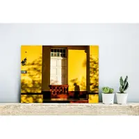 MuchoWow Wanddecoratie Metaal - Aluminium Schilderij Industrieel - Deur - Geel - Architectuur - Schaduw - 40x30 cm - Dibond - Foto op aluminium - Industriële muurdecoratie - Voor de woonkamer/slaapkamer