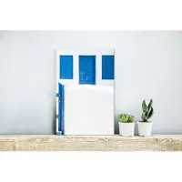 MuchoWow Wanddecoratie Metaal - Aluminium Schilderij Industrieel - Architectuur - Hek - Wit - Blauw - Deuren - 20x30 cm - Dibond - Foto op aluminium - Industriële muurdecoratie - Voor de woonkamer/slaapkamer