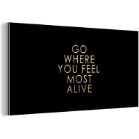 MuchoWow Wanddecoratie Metaal - Aluminium Schilderij Industrieel - Quotes - Alive - Goud - Zwart - 40x20 cm - Dibond - Foto op aluminium - Industriële muurdecoratie - Voor de woonkamer/slaapkamer