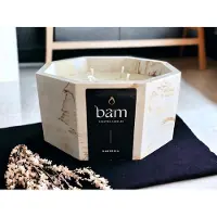 Bam Gardenia geurkaars met 4 wieken in een oker gemarmerd handmade potje - 80 branduren (545g) - cadeautip - geschenk - vegan
