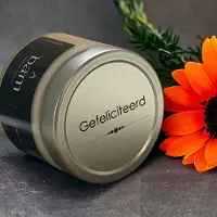 Bam Vanille geurkaars met opschrift "gefeliciteerd" - met 2 wieken in een basic potje - 60 branduren (210g) - cadeautip - geschenk - vegan