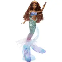 Mattel Disney De Kleine Zeemeermin Deluxe Ariel Pop met Iriserende Staart en Haarjuwelen