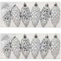 Merkloos 12x stuks kunststof kersthangers dennenappels zilver 9 cm kerstornamenten - Kersthangers