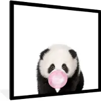 PosterMonkey Poster in fotolijst - Wanddecoratie kinderkamers - Dieren - Panda - Kauwgom - Roze - Meisjes - Kind - 40x40 cm - Kinder decoratie