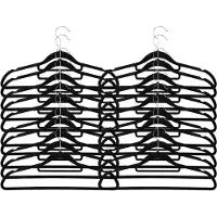 Intirilife ruimtebesparende kleerhangers 20x velvet zwart gemaakt van kunststof met roestvrijstalen haken