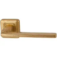 Hardbrass Deurkruk Zenith op vierkant rozet Qbe - messing getrommeld