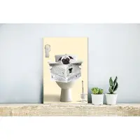 MuchoWow Wanddecoratie Metaal - Aluminium Schilderij Industrieel - Hond - Pug - Toilet - Krant - Dier - 20x30 cm - Dibond - Foto op aluminium - Industriële muurdecoratie - Voor de woonkamer/slaapkamer