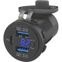 Pricenet USB-stopcontact met drie aansluitingen: 2x type A en 1x type C, plus een voltmeter