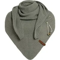 Knit Factory Coco Gebreide Omslagdoek - Driehoek Sjaal Dames - Dames sjaal - Wintersjaal - Stola - Wollen sjaal - Groene sjaal - Urban Green - 190x85 cm - Inclusief sierspeld