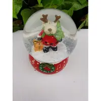 Out of the blue sneeuwbol met eland die spar en pakje bij heeft op rode voet met kerstkrans Ø6.5cmx9cm