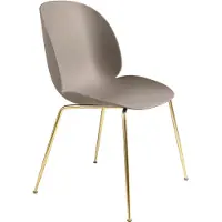 Gubi Beetle stoel New beige, messing onderstel