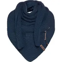 Knit Factory Jaida Gebreide Omslagdoek - Driehoek Sjaal Dames - Dames sjaal - Wintersjaal - Stola - Wollen sjaal - Donkerblauwe sjaal - Jeans - 190x85 cm - Inclusief siersluiting