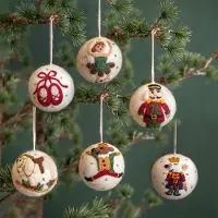 Sjaal met Verhaal Hanger Ballen Vilt - Notenkraker Kerst - Complete Set 6-Delig - Ballerina/Spitzen/Muis/Koningmuis/Notenkraker/Hobbelpaard - 8cm - Handgemaakt & Fairtrade