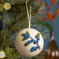 Sjaal met Verhaal Hanger Bal Vilt - Blauwe Bes - Creme/Blauw/Groen/Bruin - 8cm - Handgemaakt & Fairtrade